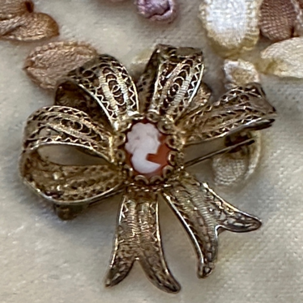 Vintage Marked 800 spun silver bow brooch w/carved cameo center-1 1/4” x 1 1/4”
